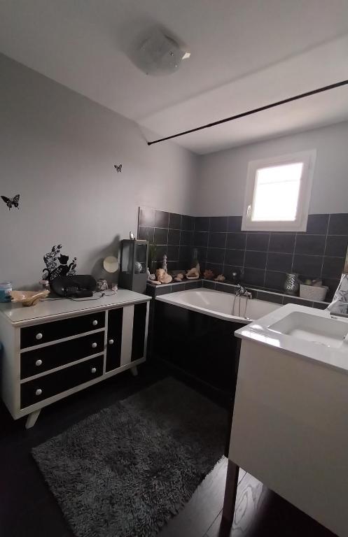 Kuchyň nebo kuchyňský kout v ubytování La Maison au bord de Saône