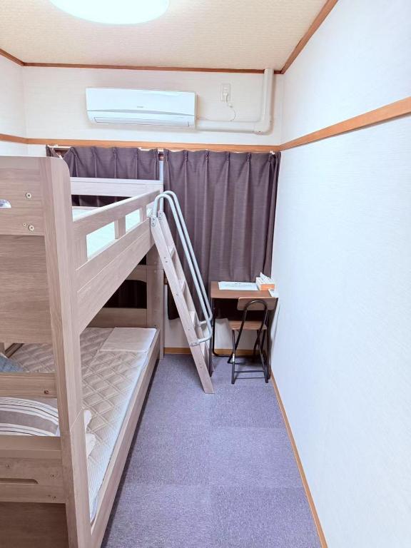 Palanda nebo palandy na pokoji v ubytování HOSTEL s
