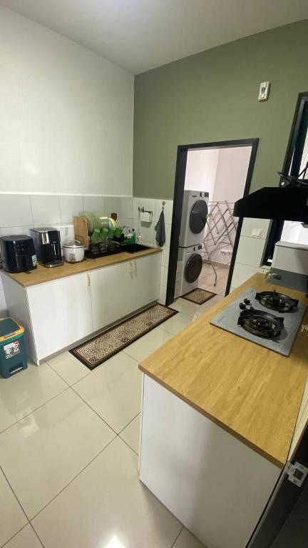 Kuchyň nebo kuchyňský kout v ubytování Sky Oasis, KL View, Precint 15 Putrajaya