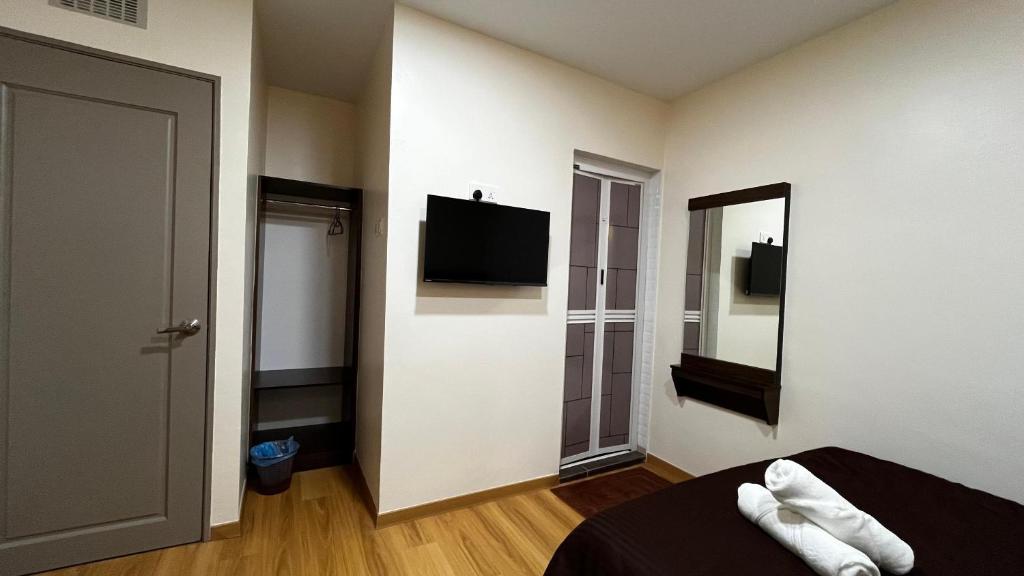 TV a/nebo společenská místnost v ubytování Skye Apartment Hotel