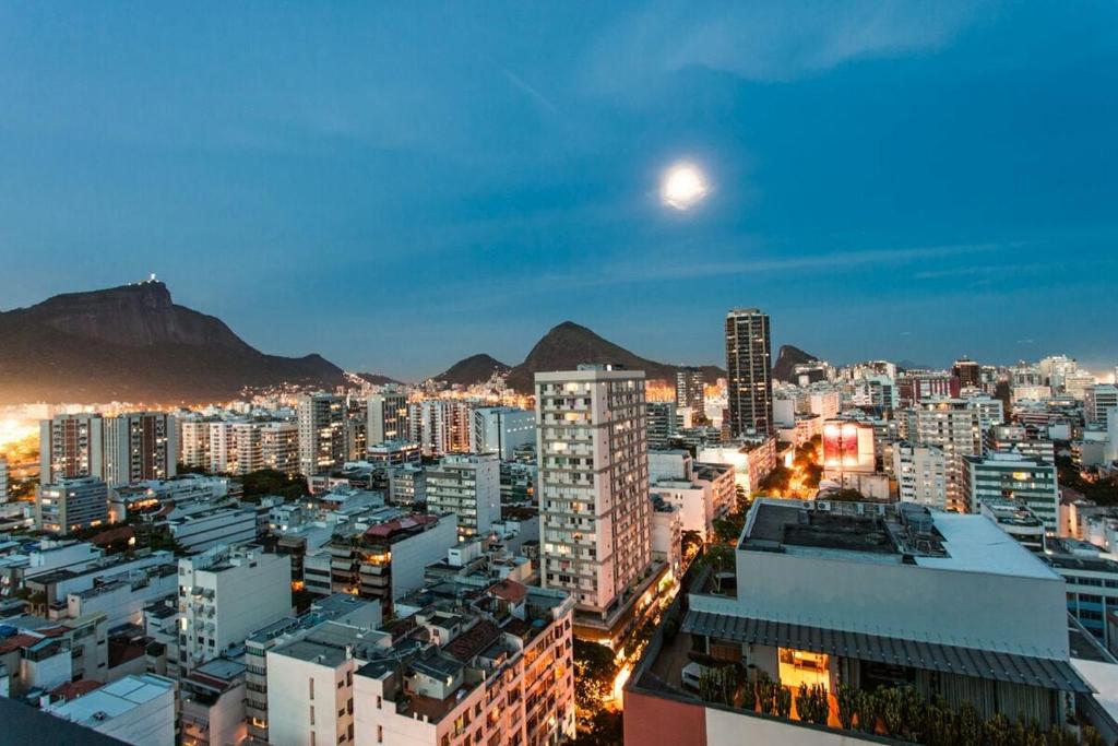 Hotel Apartamento Top no Leblon, a city skyline at night with the moon in the sky at Apartamento Top no Leblon in Rio de Janeiro