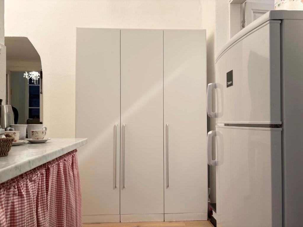 Kuchyň nebo kuchyňský kout v ubytování Marina Apartment, Unique, Authentic, Beachfront, 2 Aircondo BDR , 2BHT, easy to Train or 300mt walk from Private Parking