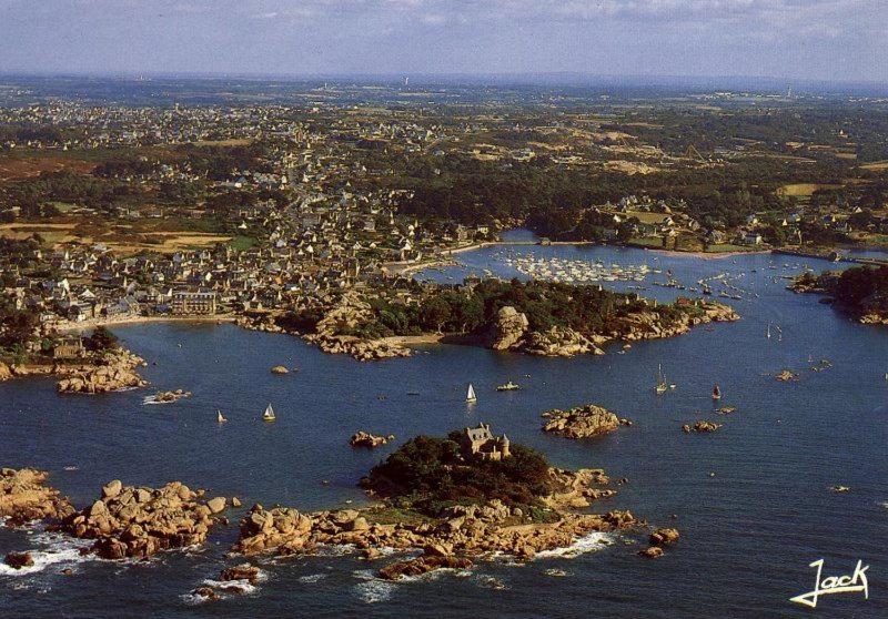 une vue aérienne d'une île dans l'eau dans l'établissement Villa 