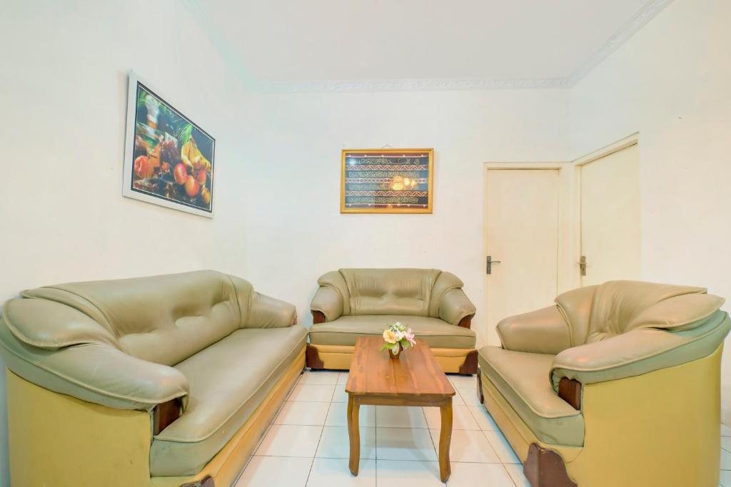 Posezení v ubytování OYO 2394 Hotel Brosta