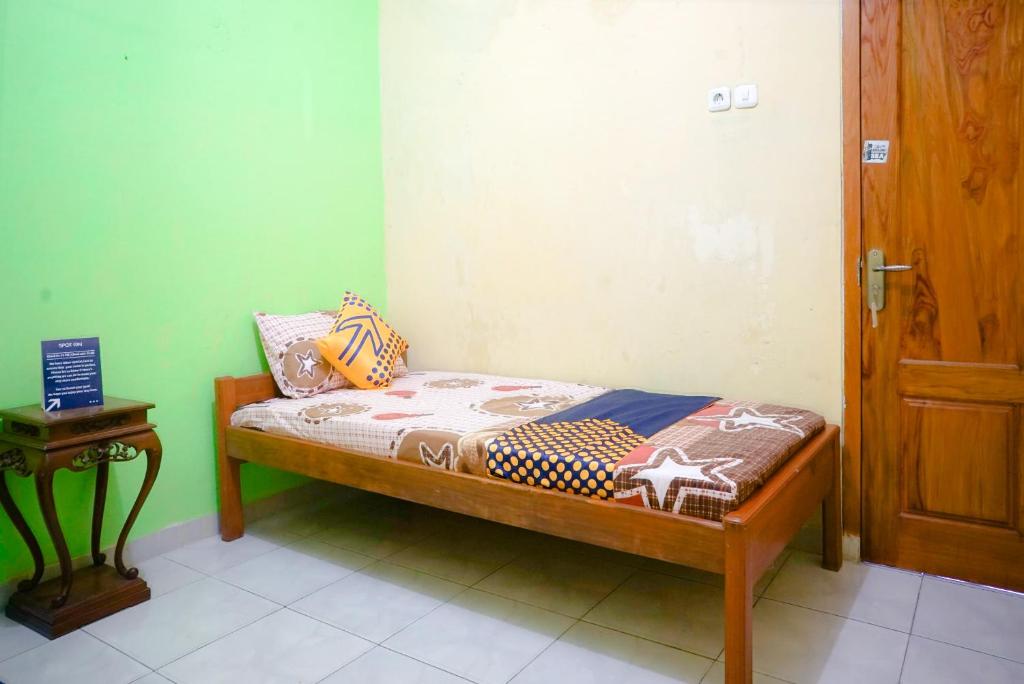 Postel nebo postele na pokoji v ubytování OYO 2440 Wallet Family Residence Syariah