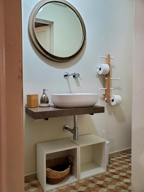 Kúpeľňa v ubytovaní CASINA TOSCANA, Cozy studio in the heart of Campiglia Marittima with FREE Wi-Fi