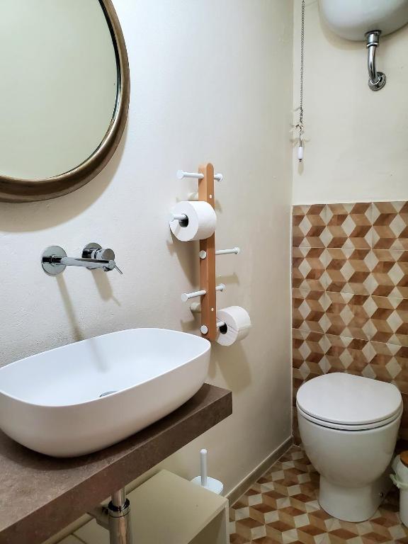 Kúpeľňa v ubytovaní CASINA TOSCANA, Cozy studio in the heart of Campiglia Marittima with FREE Wi-Fi