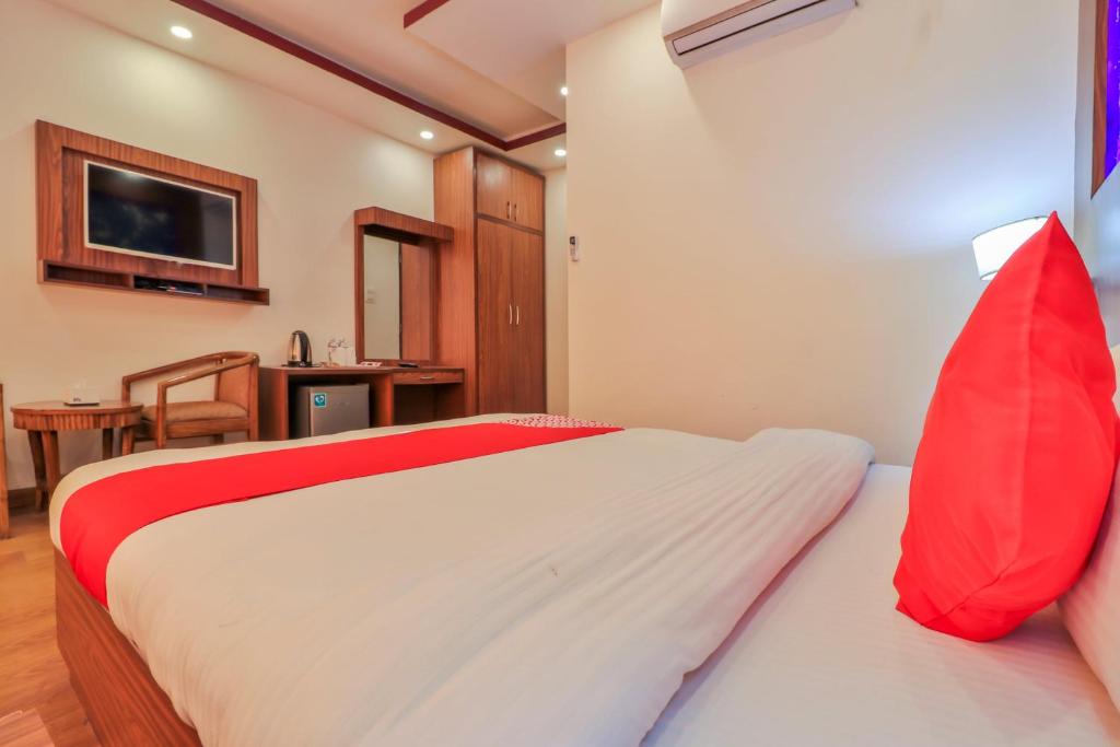 Postel nebo postele na pokoji v ubytování OYO 676 Hotel Maalaxmi Inn