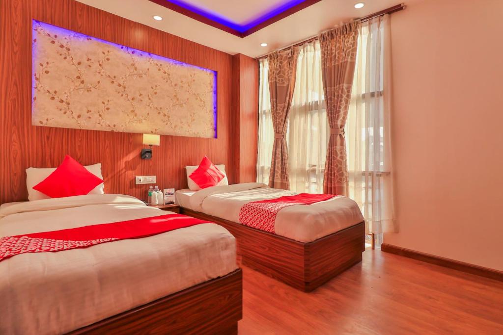 Postel nebo postele na pokoji v ubytování OYO 676 Hotel Maalaxmi Inn