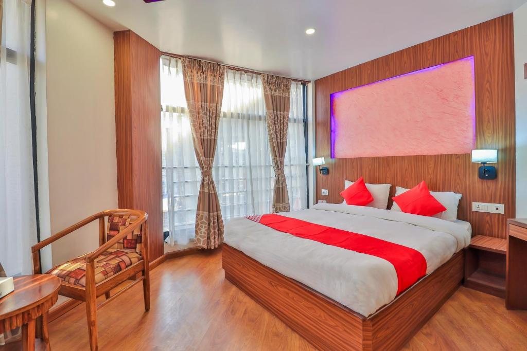 Postel nebo postele na pokoji v ubytování OYO 676 Hotel Maalaxmi Inn