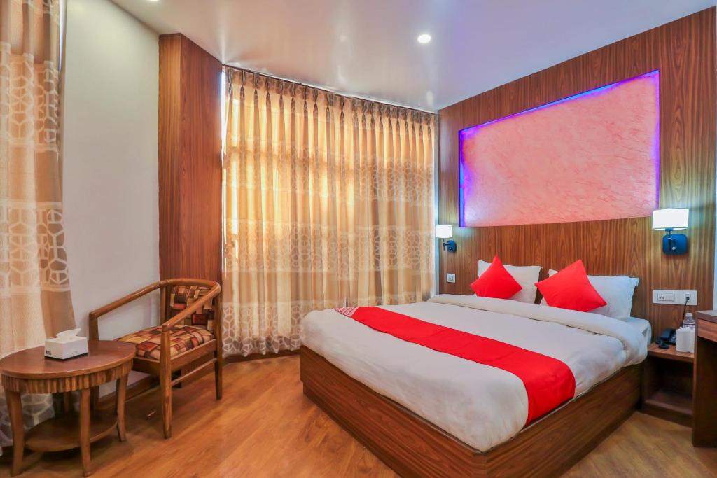 Postel nebo postele na pokoji v ubytování OYO 676 Hotel Maalaxmi Inn