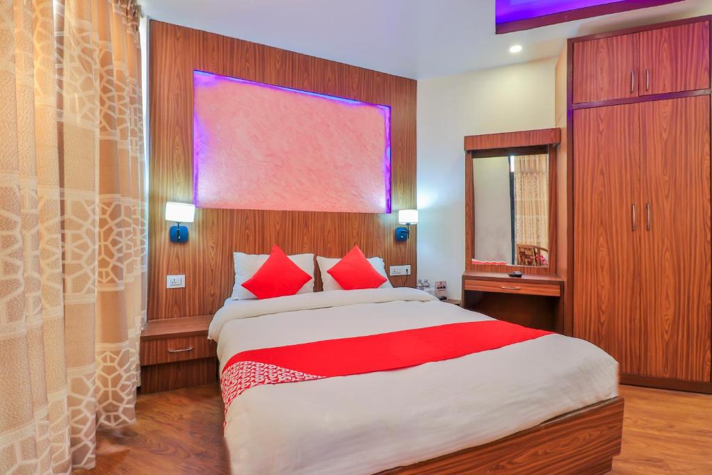 Postel nebo postele na pokoji v ubytování OYO 676 Hotel Maalaxmi Inn