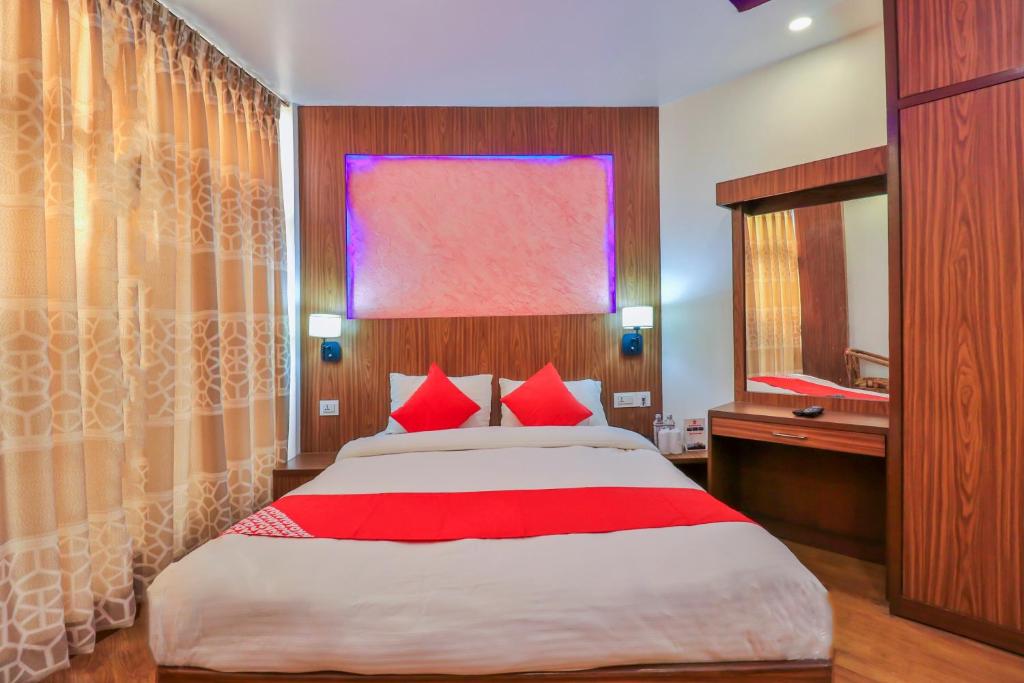 Postel nebo postele na pokoji v ubytování OYO 676 Hotel Maalaxmi Inn