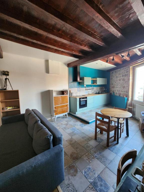 un salon avec un canapé et une table dans l'établissement Charmant T2 à proximité du métro Valmy, à Lyon