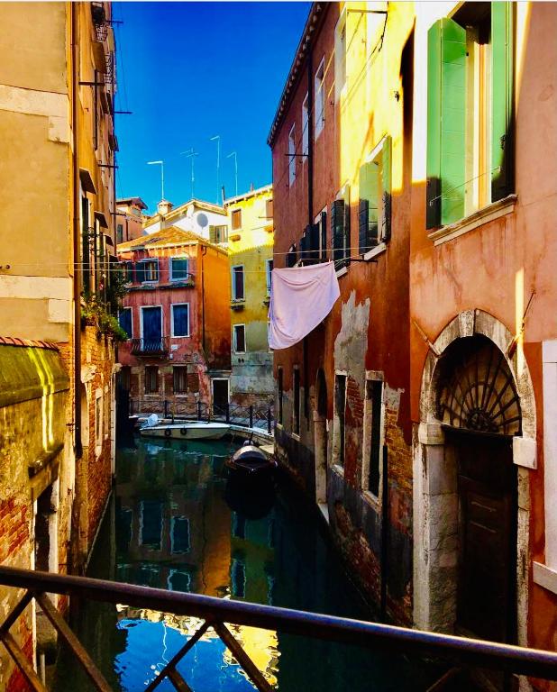 Vista generica su Venezia o vista sulla città dall'interno dell'appartamento