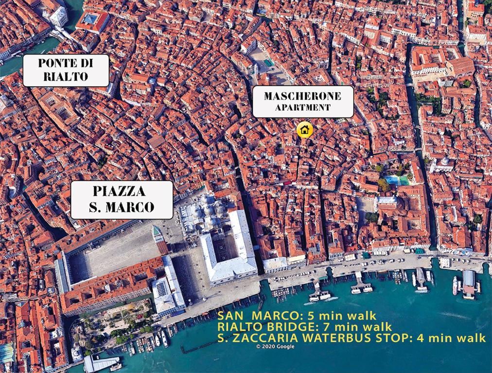 una mappa di una città con i cartelli stradali di Mascherone Apartment a Venezia
