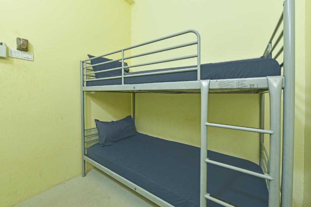 Palanda nebo palandy na pokoji v ubytování SPOT ON 89753 Sohotel