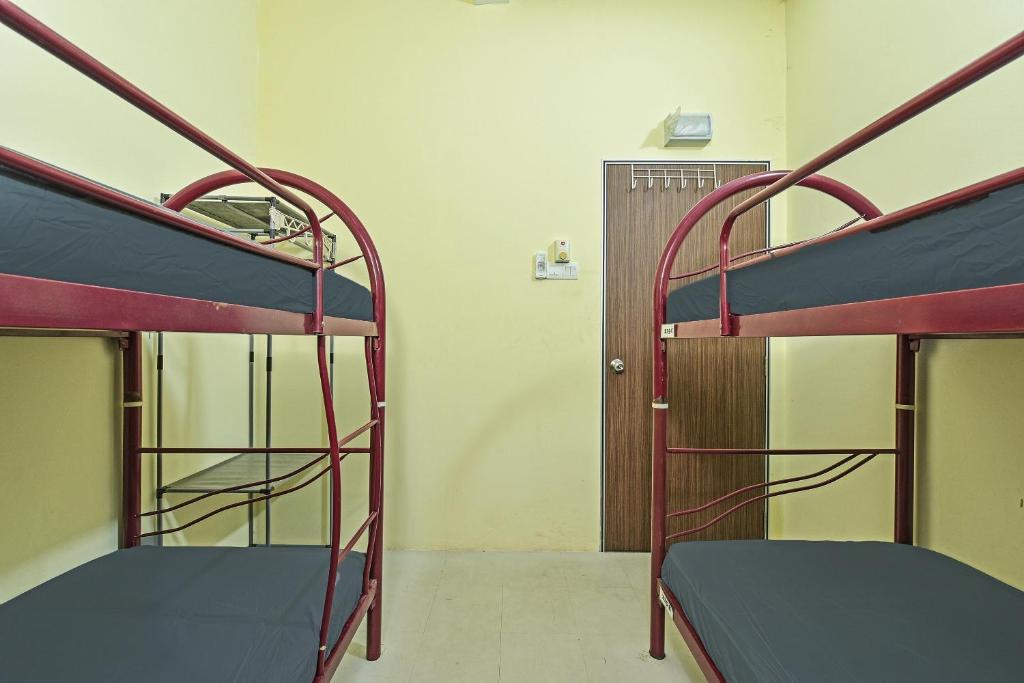 Palanda nebo palandy na pokoji v ubytování SPOT ON 89753 Sohotel