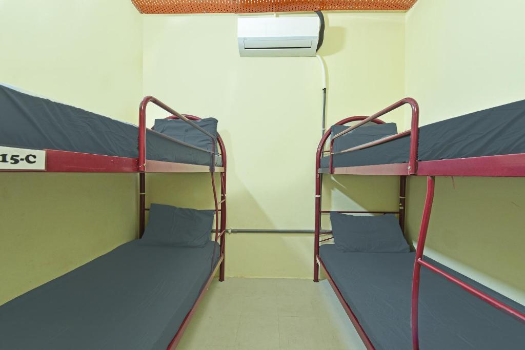 Palanda nebo palandy na pokoji v ubytování SPOT ON 89753 Sohotel