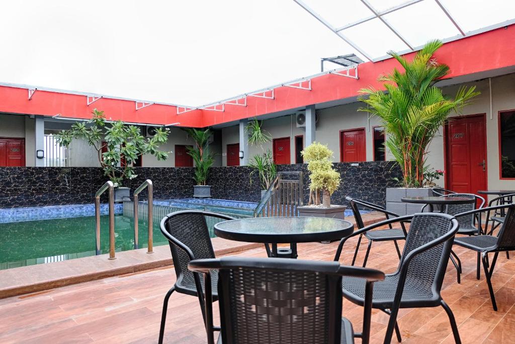 Swimmingpoolen hos eller tæt på Hotel O Jinan Makassar