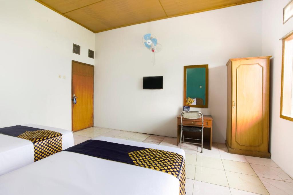 Postel nebo postele na pokoji v ubytování SPOT ON 2584 Hotel Karya Nunggal Asri