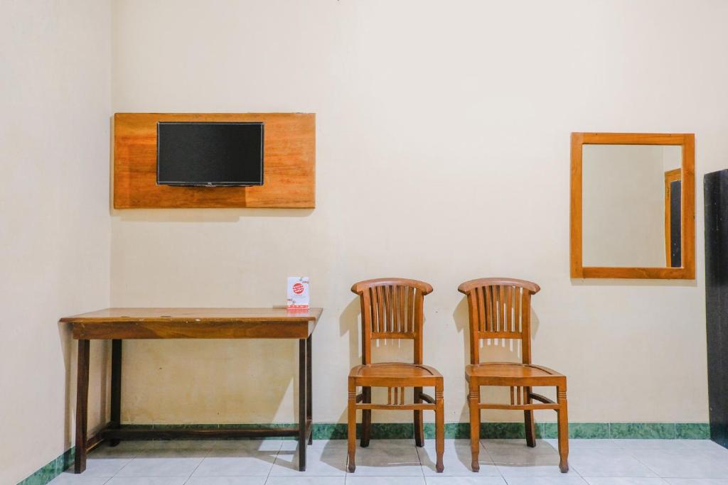 TV a/nebo společenská místnost v ubytování OYO 2643 Hotel Graha Prima