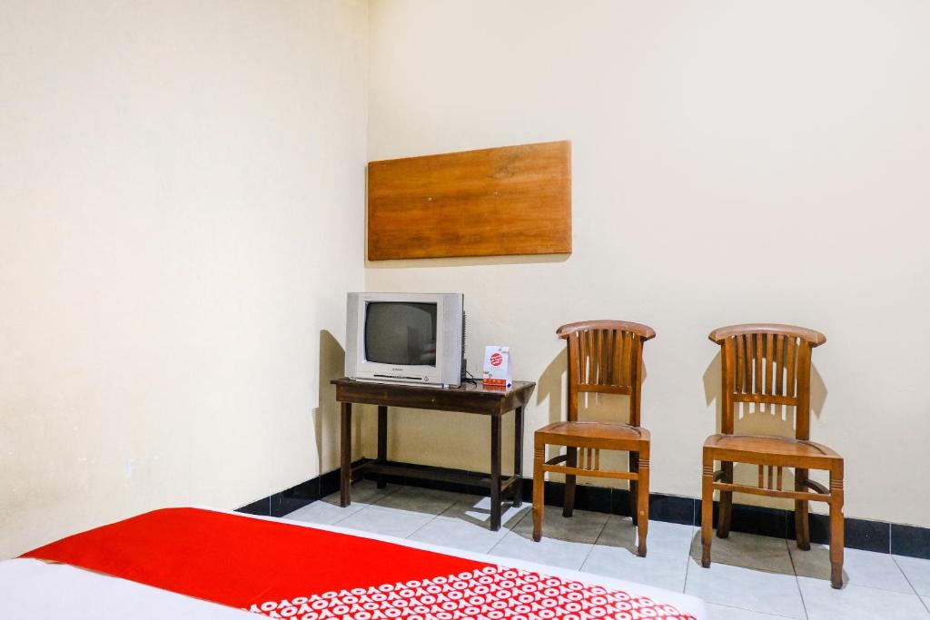 TV a/nebo společenská místnost v ubytování OYO 2643 Hotel Graha Prima