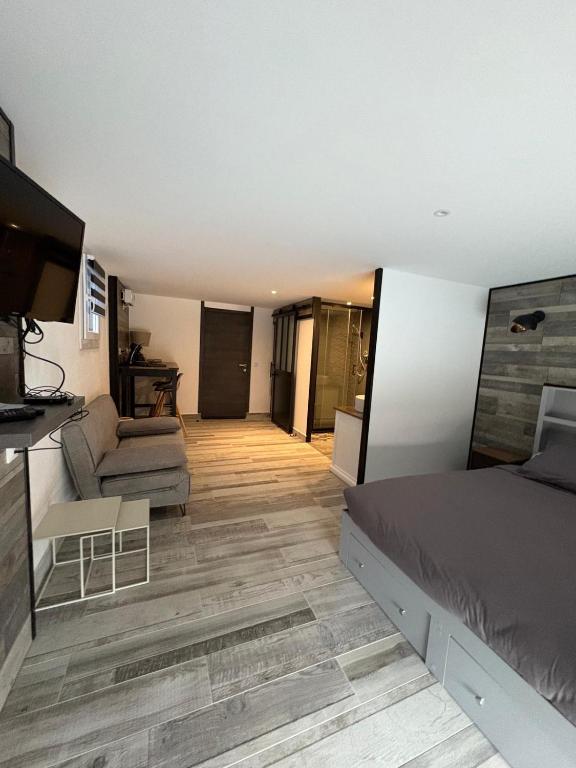 une chambre avec un lit et un salon dans l'établissement La toulousaine, à Sablons