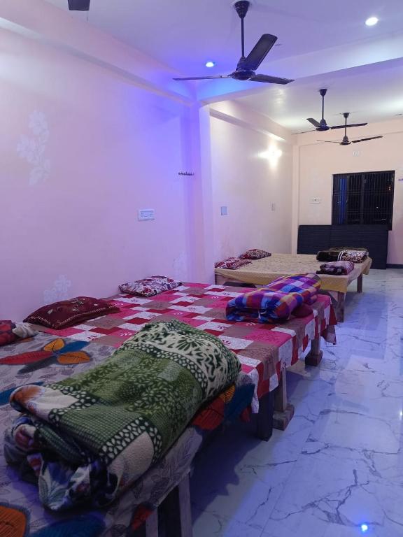 Voodi või voodid majutusasutuse Maa janki paying guest house toas