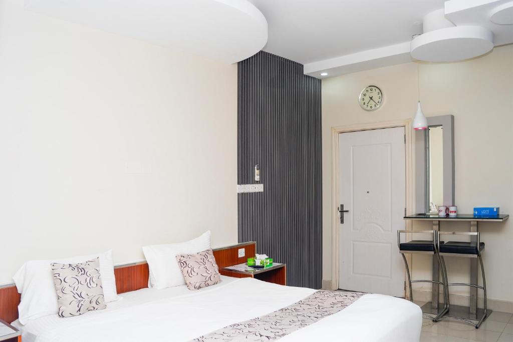 Postel nebo postele na pokoji v ubytování Palette Muscat Al Bayrahaa