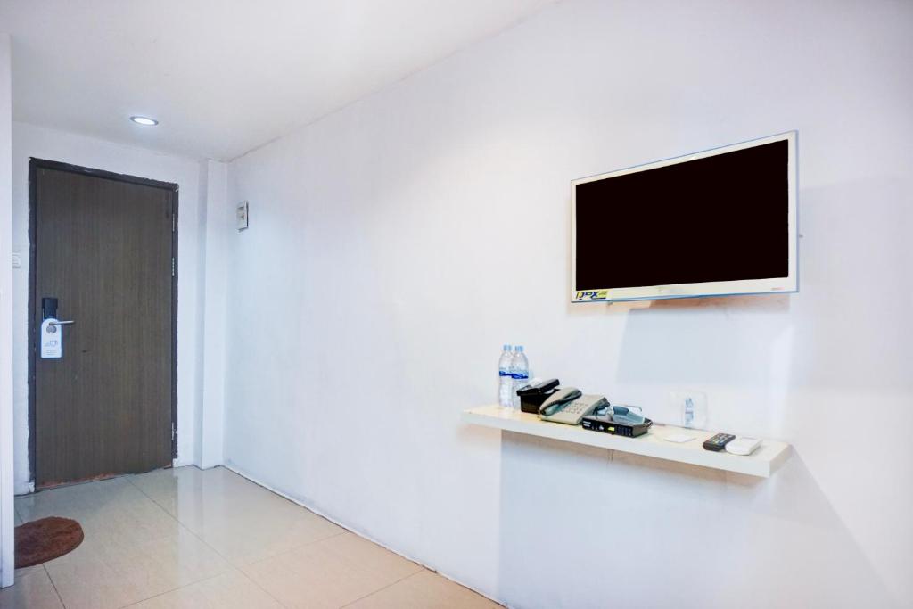 TV a/nebo společenská místnost v ubytování Collection O Medan City Center Near Manhattan Times Square Formerly Grand Z Suites