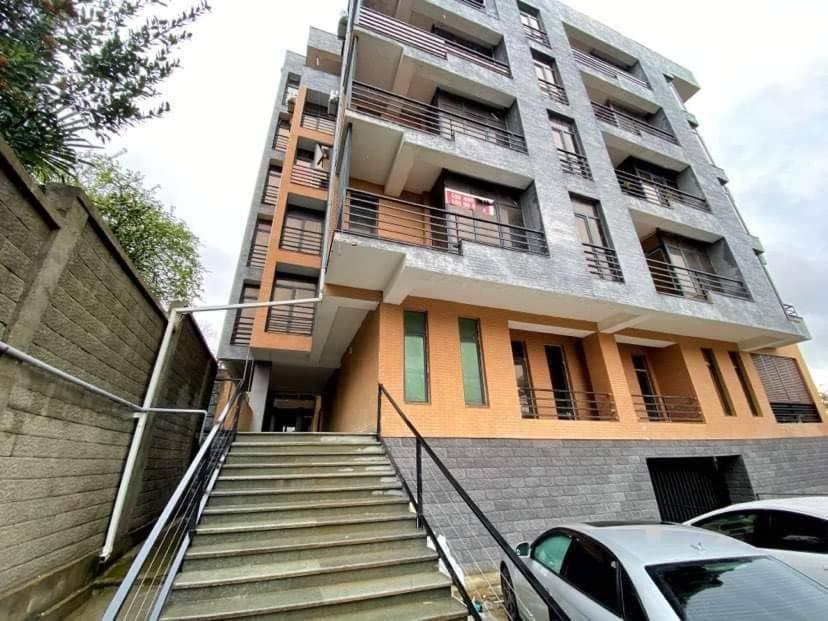Un edificio con escaleras en frente. en apartment in the city, en Kutaisi