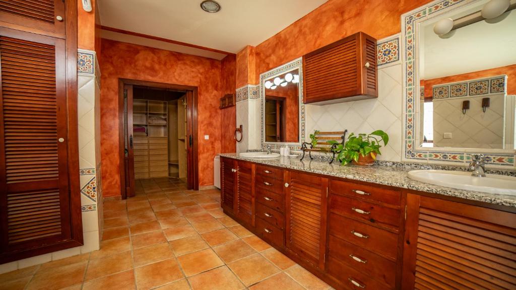 A kitchen or kitchenette at VILLA CANTARES