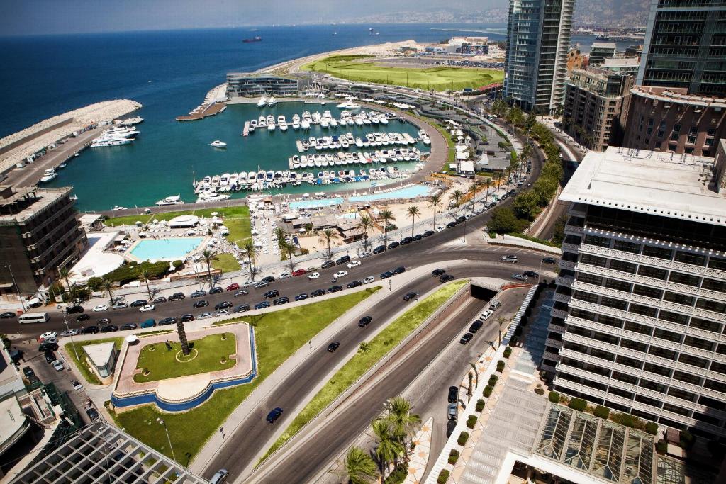 una vista aérea de una ciudad con puerto deportivo en Phoenicia Residence, en Beirut