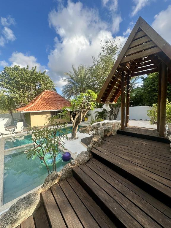 Bazén v ubytování Yemaya Guesthouse Curaçao nebo v jeho okolí