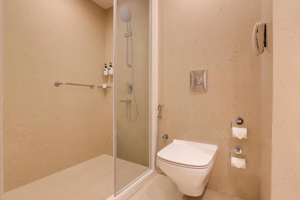 Koupelna v ubytování Keys Prima by Lemon Tree Hotels, Pimpri, Pune
