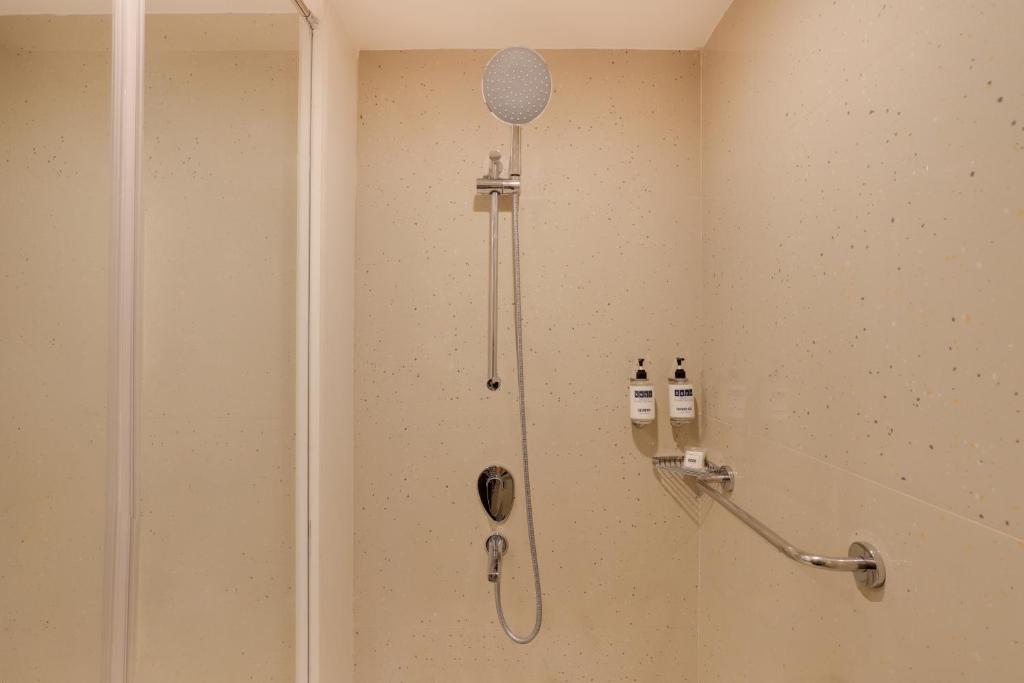 Koupelna v ubytování Keys Prima by Lemon Tree Hotels, Pimpri, Pune