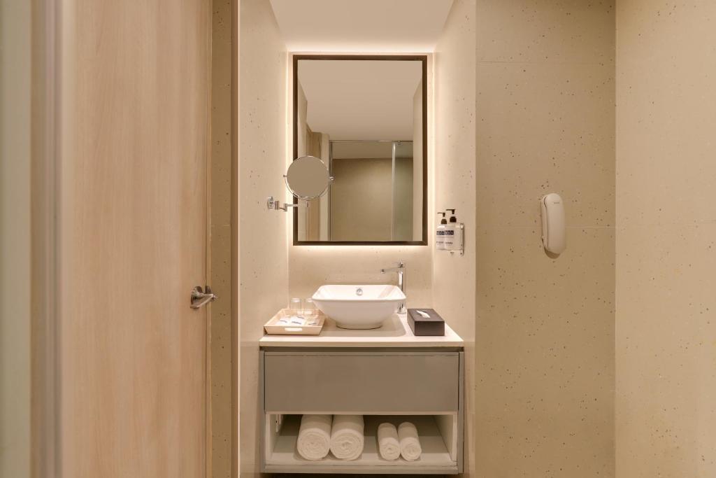 Koupelna v ubytování Keys Prima by Lemon Tree Hotels, Pimpri, Pune