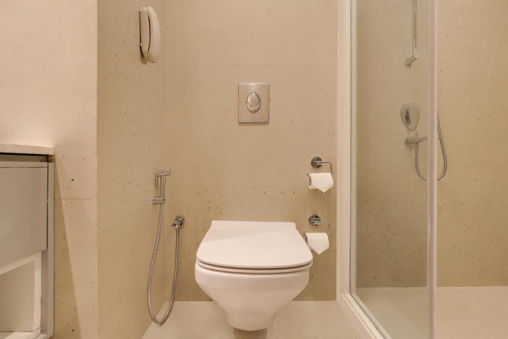 Koupelna v ubytování Keys Prima by Lemon Tree Hotels, Pimpri, Pune