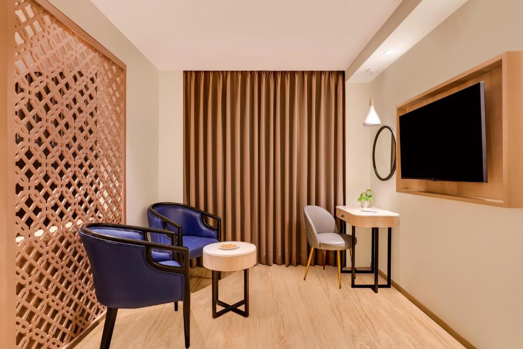 TV a/nebo společenská místnost v ubytování Keys Prima by Lemon Tree Hotels, Pimpri, Pune