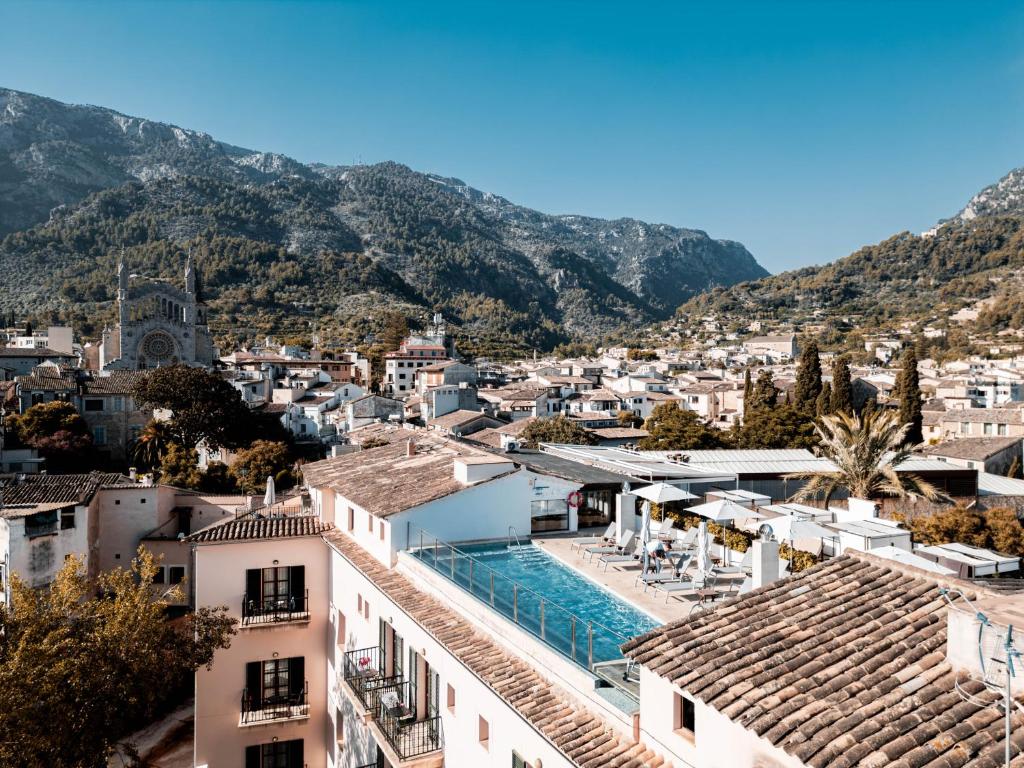 uma vista da cidade a partir do telhado de um edifício em Gran Hotel Soller em Sóller