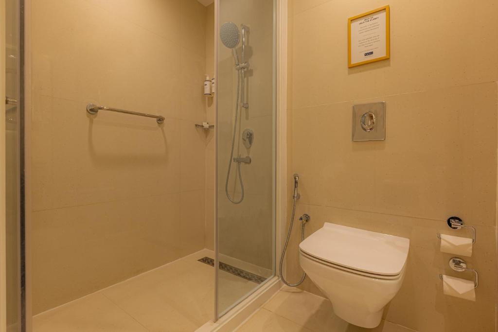 Koupelna v ubytování Keys Prima by Lemon Tree Hotels, Pimpri, Pune