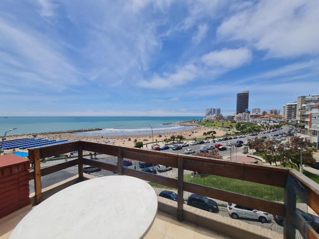 Un balcón con vistas a la playa y al océano. en Departamento en Playa Varese, en Mar del Plata