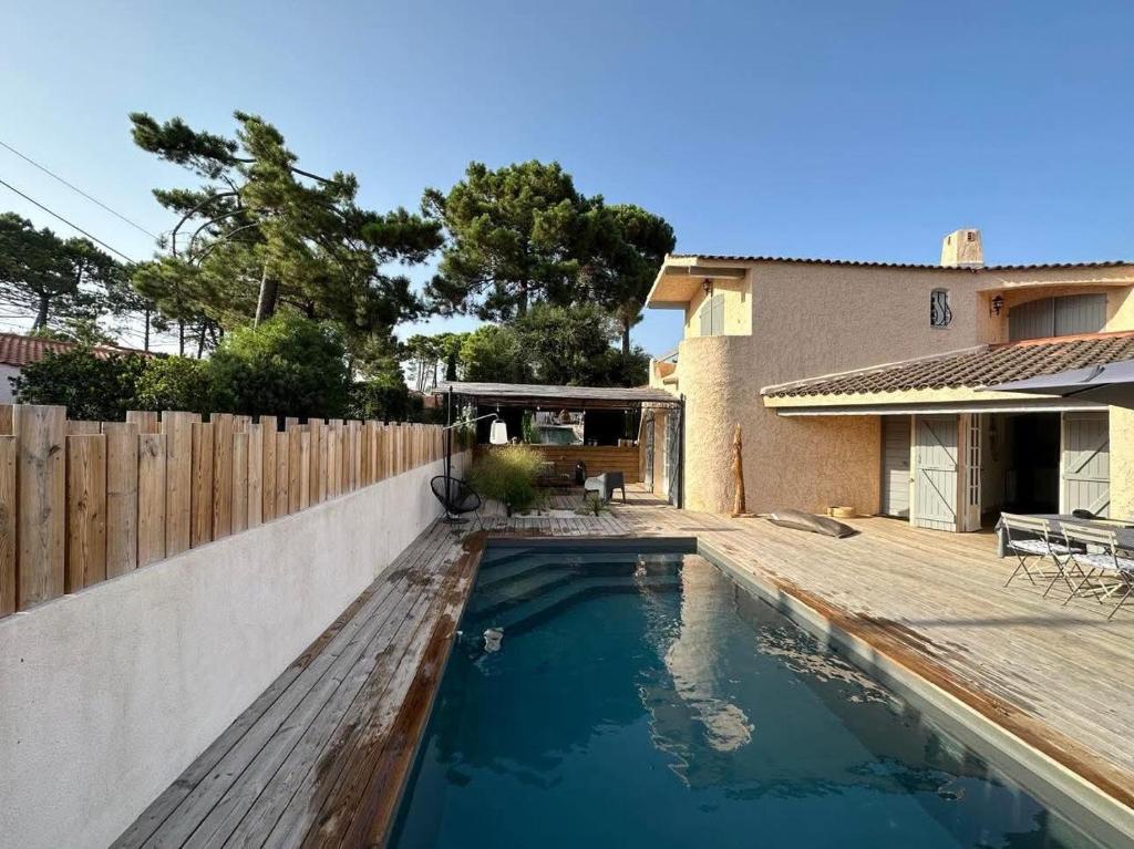 une piscine dans l'arrière-cour d'une maison dans l'établissement Villa Saint-Cyprien Corse, à Lecci