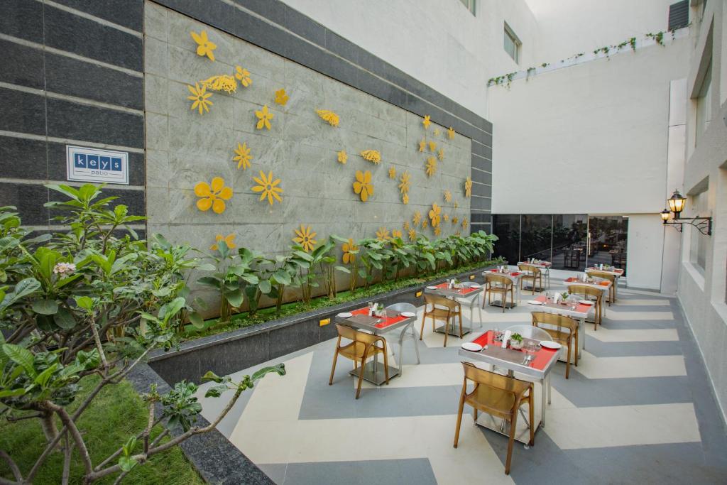 Restaurace v ubytování Keys Prima by Lemon Tree Hotels, Pimpri, Pune