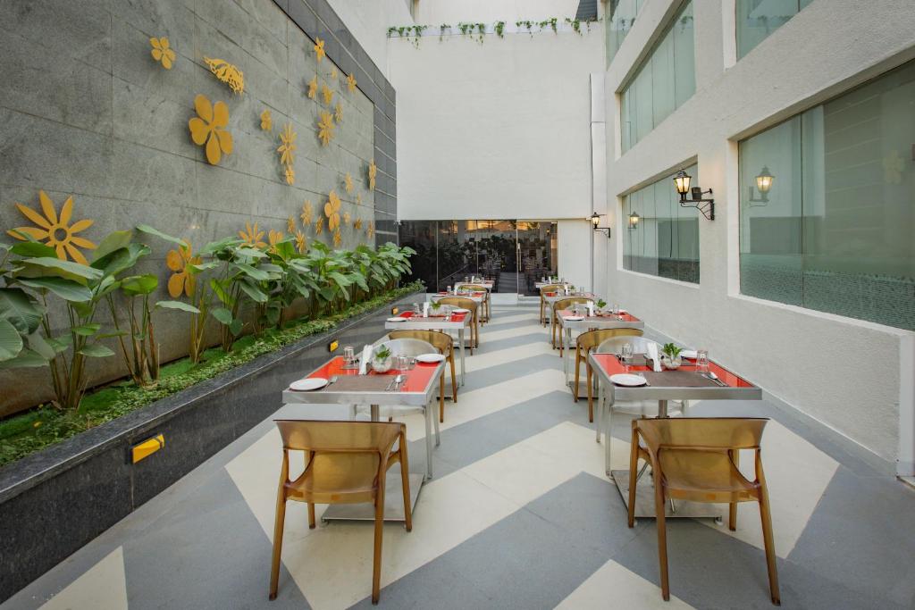 Restaurace v ubytování Keys Prima by Lemon Tree Hotels, Pimpri, Pune