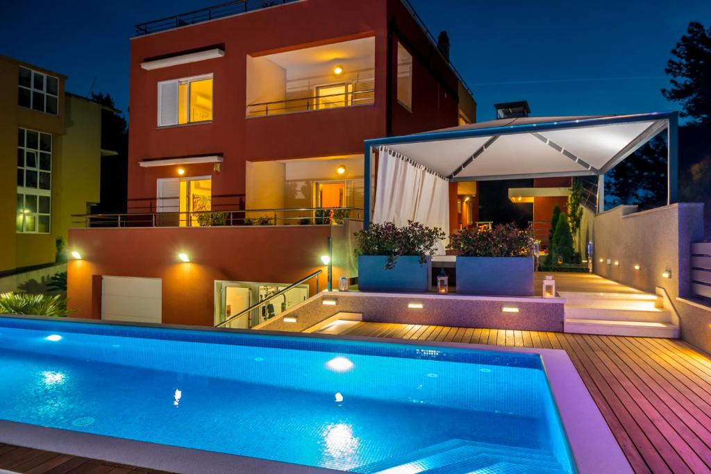 Bazén v ubytovaní Villa Arya with heated swimming pool, roof hot tub, sauna and gym near the beach alebo v jeho blízkosti