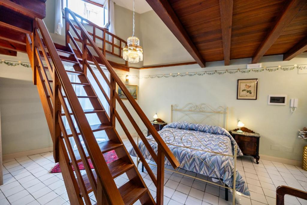 una scala che conduce a una camera con letto di Casa Vacanze Francy House a Termini Imerese