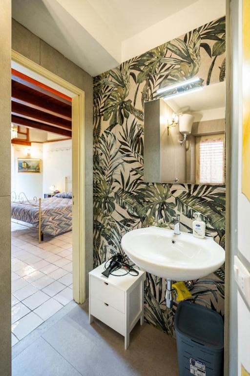 un bagno con lavandino e una camera da letto di Casa Vacanze Francy House a Termini Imerese