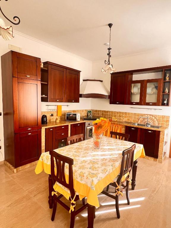 Кухня или мини-кухня в Radames House
